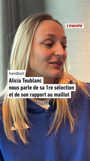 Durant les championnats du monde, Alicia Toublanc est revenue sur sa première sélection en bleu et sur ce que représente pour elle le maillot de l’équipe de France. @Caisse d’Epargne #BleuetFier #EspritHandball