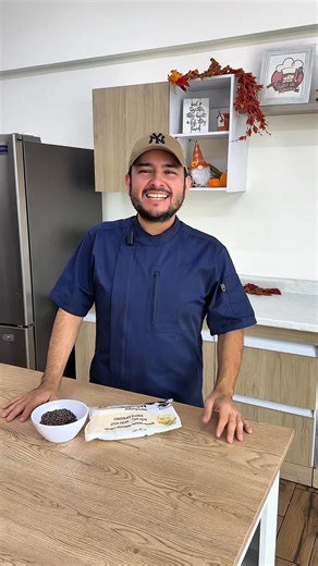 🍫✨ ¡Ya no uses chispas horneables! Te voy a contar por qué 👇 Las chispas horneables están hechas con grasas que no son chocolate real — por eso no se derriten, ni saben igual. En cambio, el chocolate real tiene manteca de cacao y un sabor increíble 🤤 💡 Tip: congélalo mínimo 1 hora antes de usarlo para que no se derrita al hornear. Y si usas Snickers o M&M’s, también puedes congelarlos, ¡quedan perfectos! 🙌 ¿Tú qué prefieres en tus galletas: chispas horneables o chocolate real? 🍪 Cuéntame e