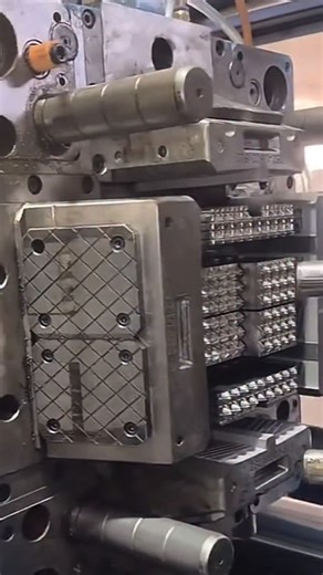 🔍 MOLD MYSTERY: What type is this?😲 Watch this video: a masterpiece of injection molding in action! Molten plastic flows with surgical precision, but... what kind of mold are we seeing? ✨🔧 Mold Type Could it be a multi-cavity, two-plate, or hot runner mold? 💥 These designs enable efficient production for complex parts, with fast cycles and micron tolerances. Or maybe a stack mold to maximize output? Tell us, experts! 🧠 What It’s For It creates custom plastic components like connectors, hous