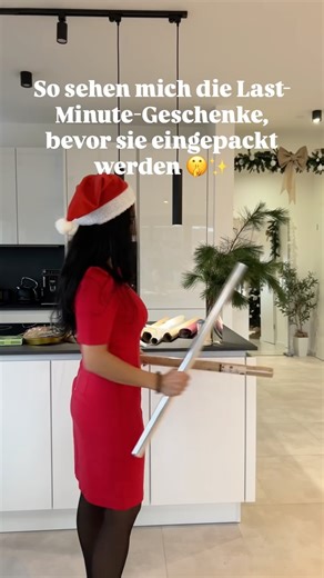 C‘est La Guel on Instagram: "🤭✨ 🎁 So sehen mich die Last-Minute-Geschenke am 24. Dezember, kurz bevor sie im Geschenkpapier verschwinden 😂🎁 Wie immer kurz vor knapp 🤭 Übrigens: 3 geniale Geschenk-Einpack-Hacks habe ich hier auf meiner Insta-Seite geteilt ✨ Don’t miss them 🤩 . . . #humor #Geschenke #Weihnachten #Heiligabend #Weihnachtsstress"