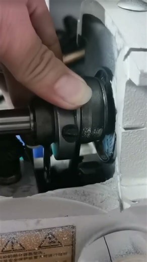 Sewing machine feed dog timing