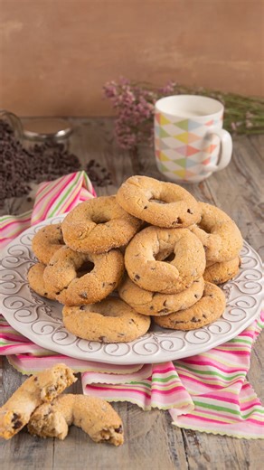 Ciambelline facili da inzuppo: pronte in pochi minuti! 👉 https://www.soniaperonaci.it/ciambelline-da-inzuppo-con-gocce-di-cioccolato/ Hai poco tempo? Queste ciambelline con gocce di cioccolato si preparano al volo e scaldano le colazioni d’autunno. Guarda la ricetta, provale subito e sorprendi tutti! 🍝✨ 🧁 **INGREDIENTI PER CIAMBELLINE DA INZUPPO** 🍫 • 250 g di farina 00 • 80 g di burro (temperatura ambiente) • 100 g di zucchero semolato • 60 g di latte intero • 50 g di gocce di cioccolato fo