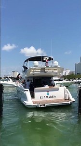 “7 Mares” Azimut 48ft Flybridge private yacht charter in Cancún. Luxury yacht with excellent crew.