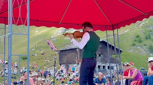 🎶 🚠 Caraiman - 2025 m altitudine - acestea au fost scena și amfiteatrul construite azi de natură pentru noi! Suntem fericiți și recunoscători, și vă mulțumim celor aproape 2000 de spectatori care au venit la Cabana Caraiman cu inimile pline de iubire! 📍 Din păcate, din cauza codului roșu și a situației extreme de caniculă, pentru siguranța publicului, concertele din București, de luni, 15 iulie, de la Catedrala Sf. Iosif și marți, 16 iulie, de la Mânăstirea Stavropoleos, le reprogramăm pentru