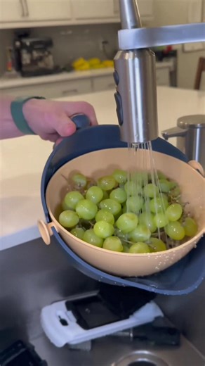 Rotating colander bowl #kitchenhacks #kitchen #tiktokmademebuyit | Diaveystruggle | Facebook