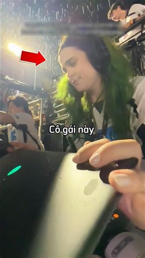 The girl from the crew showed how they protect their equipment when it rains 😳