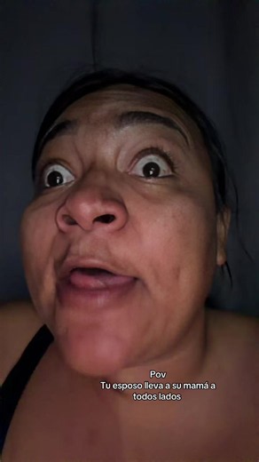 POV: Tu esposo lleva a su mamá a todos lados en la casa