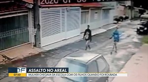 Dupla rouba mulher com duas crianças no Areal