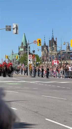 History trotted through Ottawa today! 🐎 Crowds gathered to witness a rare and beautiful sight as Their Majesties and Their Excellencies arrived at the Senate of Canada in a horse-drawn carriage led by the Royal Canadian Mounted Police Musical Ride horses. #RoyalVisit | Governor General of Canada