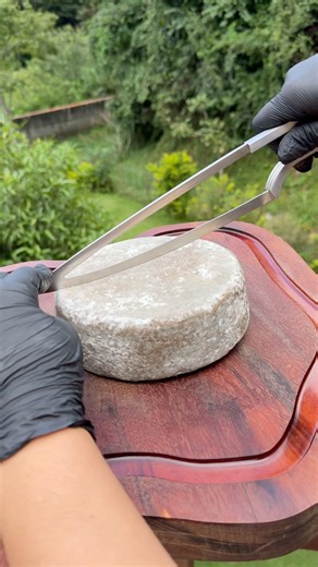 Cheese with black pepper and full of mold. Spicy? No! The flavor will surprise you!