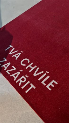 Erika Fashion on Instagram: "✨ Zář, která krade pozornost ✨ Zlaté plesové flitrované šaty MEYLAN jsou přesně ten kousek, ve kterém se proměníš v bohyni večera 💫 Elegantní dlouhé plesové šaty, luxusní flitrované šaty, rafinovaný rozparek a glamour vibe, který je jako stvořený pro ples, maturitní ples, gala večer, svatbu, večerní party i slavnostní události 💛 Pokud hledáš plesové šaty 2026, zlaté plesové šaty, společenské šaty, večerní šaty, luxusní plesové šaty, šaty na ples, šaty na maturák, š