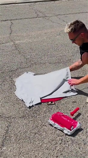 🖌️ He turned an ordinary T-shirt into a vintage one right on the road! 👕 #fashion #pothole #craft #ootd #vintage