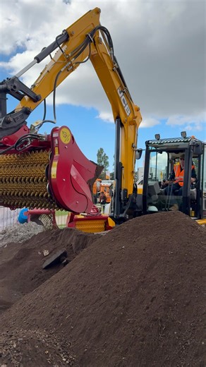 612K views · 10K reactions | Came across this demo of a screening bucket last week at Plantworx 2025 | Awesome Earthmovers | Facebook