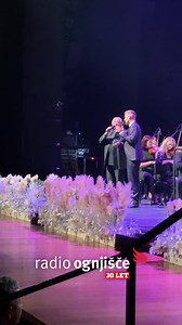 Utrinek z večernega Gala koncerta v nedeljo. Ko je Oto Pestner na koncertu ob 15. uri slišal peti mladeniča Domen Kljun , je sklenil, da se mu bo pridružil na večernem koncertu pri zadnjem refrenu. Med publiko je završalo. Hvaležno so ju nagradili z res močnim aplavzom. Seveda je svoje dodal izvrstni Simfonični orkester Cantabile . Fanta, hvala za odlično točko in vse visoke (in še višje) note. 😉🎶 | Radio Ognjišče