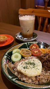 There was a phase where every night at 9pm I'd be standing in front of the ref like, "How the hell am I hungry AGAIN?" I thought I had a discipline problem. Turns out, I had a fueling problem. Here's what actually fixed it. 1. I stopped under-eating during the day Back then l'd eat "clean"... but barely anything. By nighttime, my body was screaming for energy. Now when I eat enough carbs and real meals earlier, the cravings never hit that hard. Biology wins every time. 2. I start my day with a h