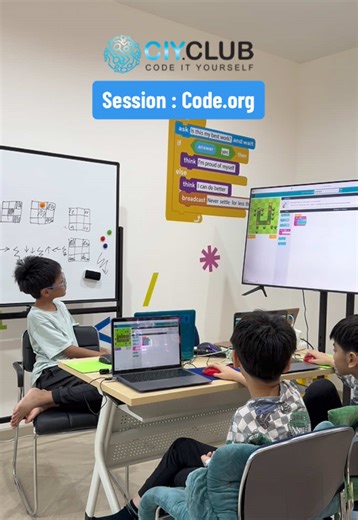 🎮✨ Session Code.org ที่ CIY.CLUB เราจัดบรรยากาศการเรียนแบบกลุ่มเล็ก (ไม่เกิน 4 คน) เพื่อให้โค้ชดูแลใกล้ชิด ใส่ใจทุกคนอย่างเต็มที่ 💙 . 🤔 เรียน Coding แล้วไฃพัฒนาทักษะอะไร ? ✔️ ฝึกการคิดอย่างเป็นระบบ (Computational Thinking) ✔️ เรียนรู้การวางแผนและลำดับขั้นตอน ✔️ เสริมทักษะการแก้ปัญหาเฉพาะหน้า ✔️ สร้างสรรค์โปรเจกต์จากจินตนาการ ✔️ เพิ่มความมั่นใจในการนำเสนอผลงาน ✔️ เรียนรู้การทำงานร่วมกับผู้อื่น . บรรยากาศสนุก เป็นกันเอง เรียนรู้ผ่านการลงมือทำจริง! เพราะเรามั่นใจว่า “ทักษะวันนี้คือพื้นฐานความสำเ