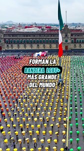 Este domingo 22 de junio, cerca de seis mil personas formaron la bandera LGBTTTIQ más grande del mundo en el zócalo de la ciudad de México, como un símbolo de paz y respeto a los derechos humanos en el país y el mundo. | #lgbt🌈 #cdmx #noticiasnacionales | DOFF.