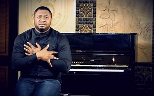 Biographie du chantre Moïse Mbiye | adoramministry