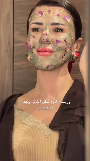 ‎📍🌍 نور الشيخ Digital Nomad‎ on Instagram‎: "⁨ ⁨طرق عديدة لاستخدام الكلوروفيل! ١- ماسك للوجه: 🌸 يمكنك إضافة بتلات الورد اختيارياً، فهي تلطف البشرة، تنعشها، وعطرها يخفف التوتر ويهدئ الأعصاب. ٢- كمشروب: 🍵 اشربيه يوميا ليدعم عملية التخلص من السموم داخل الجسم، يخفف الانتفاخ، ينظم عمل الجهاز الهضمي، ويبقي رائحة الجسم طبيعية ومنعشة. ٣- غسول أو معجون للأسنان: 🦷 بعد تنظيف أسنانك بالفرشاة، أضيفي الكلوروفيل إلى كوب ماء واستخدميه كغسول فم، أو ضعي بعض الباودر على الفرشاة وافركي بلطف مرة أو مرتين في الأ