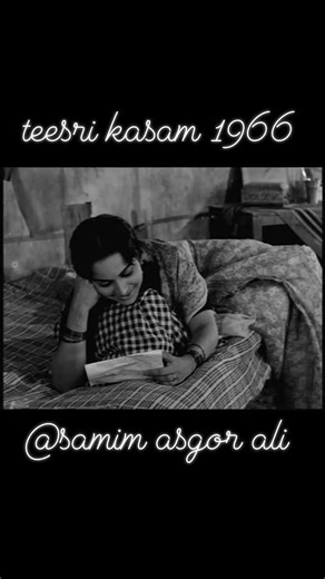 Excellent Natural Acting by Waheeda Rehman & Raj Kapoor in Teesri Kasam 1966 movie 💫Step back into the golden era of Hindi cinema with Raj Kapoor and Waheeda Rehman in the timeless masterpiece Teesri Kasam, directed by Basu Bhattacharya and produced by legendary lyricist Shailendra. 🌾❤️Based on Phanishwarnath Renu’s poignant short story Mare Gaye Gulfam, this National Award-winning film beautifully captures the heart of rural India — its innocence, simplicity, love, and the deep philosophy of 