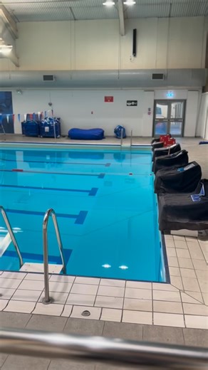 💦 Hartham Leisure Centre Swimming lesson💦 Just because your child can swim a short distance doesn’t mean they’re fully water safe. Swim England says true water confidence includes floating, treading water, swimming on front and back, and knowing what to do if they fall in. Swimming isn’t just about distance — it’s a lifesaving skill. 🏊🏻 Book on to our course now! From stage 1s up to stage 9s #everyoneactive #hertford #harthamleisurecentre #swimminglessons #swimmingpool🏊 | Hartham Leisure Ce