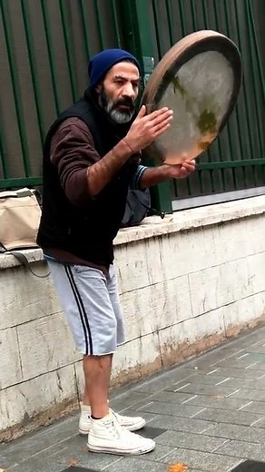 Bendir çalan adam kendinden geçti Taksim İstiklal(1)