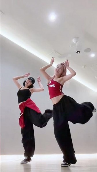 “ICONIC BG MISTAKE” Dance Cover w/‪@deniseksays‬