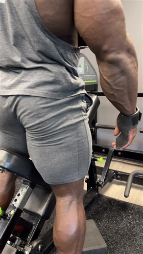 Brandon Curry on Instagram: "Stuff that I like to do, in the gym of course. This is the style of row I prefer to utilize in this phase of my prep for the 2025 @mrolympiallc. It actually not one but two exercises as I add a shrug move towards the back end. Don’t forget to shop @gorillawear and use code brandon10 for 10% off. Workout powered by @scitecnutrition. Choose Scitec Nutrition when training performance and recovery is looking to be optimized. Hold on tight easily with @schieksportsinc gri