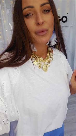 Bluzka Marisa 🌷🍀🌷 Kobieca i stylowa wykonana z lekkiej, przyjemnej w dotyku tkaniny, która zapewnia komfort noszenia przez cały dzień. Model o swobodnym kroju z klasycznym, okrągłym dekoltem. Największym atutem są efektowne, bufiaste rękawy 3/4 ozdobione ażurową koronką w kwiatowy wzór, które nadają całości romantycznego i eleganckiego charakteru. Idealna zarówno do codziennych stylizacji z jeansami, jak i w połączeniu z eleganckimi spodniami czy spódnicą. Cena: 95 zł Aby zamówić produkt Bluz