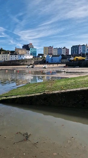 A beautiful day in Tenby 🏴󠁧󠁢󠁷󠁬󠁳󠁿 #Tenby #Pembrokeshire #wales #harbour #Beach #beautifulwales #boats #seasidetown #colourfulhome #bluesky #blueskies | Around Tenby