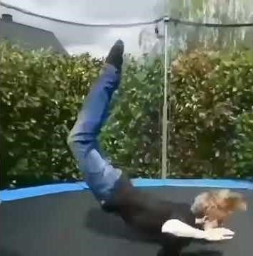 Ey leute mein Kollege kann einfach backflip