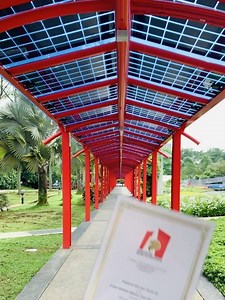 Measuring 196m long, Singapore Discovery Centre houses the longest sheltered walkway fitted with solar panel, entering ourselves into the Singapore Book of Records! Remember to snap a picture during your next visit! #SingaporeBookofRecords #sustainability #solarpanels #SingaporeDiscoveryCentre | Singapore Discovery Centre | Facebook