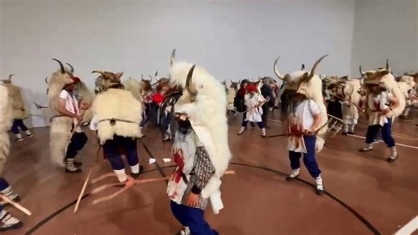 Carnaval de Altsasu / Alsasua: concentración de momotxorros en el frontón