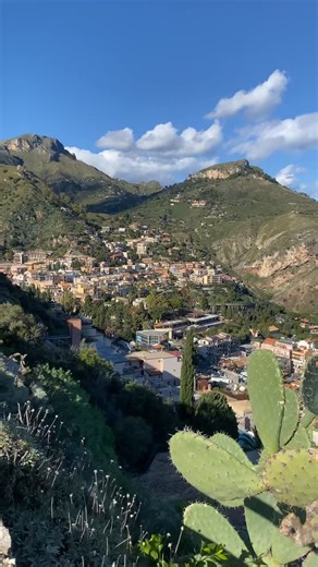 ✨ Štefánek Bernát on Instagram: "Cestovanie nebolo nikdy lacnejšie ako teraz! ✈️😍⬇️ 5 Tipov ako na to ⬇️ • sleduj ryanair, wizzair, akcie majú vždy a hlavne mimo sezónu • couchsurfing alebo lacné hostely, prípadne mimo sezónu nájdeš na bookingu úplne lacné apartmány • jedz ako lokál - pekárne, trhy, street food • presúvaj sa pešo - ušetríš a uvidíš viac • cestuj naľahko - nekupuj si zbytočne batožinu - ja cestujem stále len s príručným batohom Nezabudni si tento reel uložit a zazdieľať ❤️ #cest