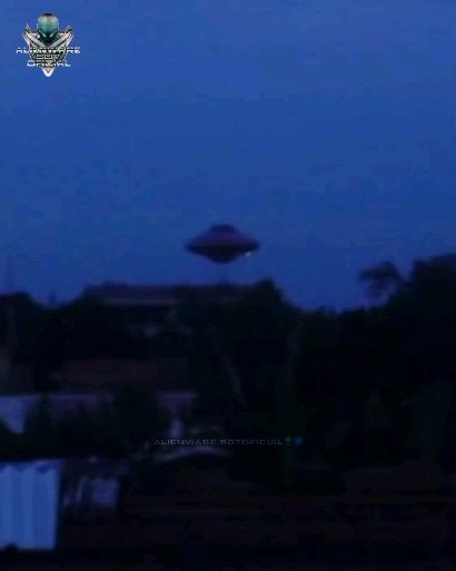 Alienware Server ®️ on Instagram: "📍 UFO / DISCO / UAP / OVNI Objeto en forma de disco grabado flotando sobre una casa en Colombia Un objeto en forma de disco fue observado y grabado por una pareja colombiana flotando directamente sobre una casa en un barrio residencial en Colombia. Según las imágenes, el objeto permaneció completamente estacionario a baja altura. Ubicación: Cali, Colombia 🔗Todos los Derechos de Autor y Créditos ☢️ ☣️ ⚠️ ♻️ 🆘📲📸📻📺📆📡🔭📹🎬☎️ ✅🎦👉🏻 ---------RECOMIENDA---