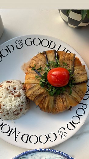 Şükran Kaymak on Instagram: "Muhteşemm Kağıt kebabı kaydetmeyi unutmayın canlarım 1 adet büyük boy kuru soğan Yarım kilo kuzu eti veya tavuk eti 1 adet büyük patates küçük doğranmış 1 veya 2 adet havuç küçük doğranmış 1 kase bezelye Tuz, karabiber, pulbiber Zeytinyağ Tencereye zeytinyağını alın ve üzerine küp küp doğranmış soğanları ekleyip hafifçe kavurun sonra doğranmış eti ilave edin biraz pembeleşsin kalan sebzeleri ekleyip 1 buçuk su bardağı salçalı su ilave edip tencerenin kapağını kapat