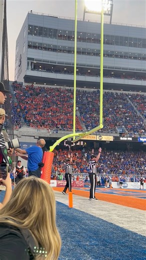 Maddux Madsen with the solo touchdown and the extra point is GOOD! BOISE STATE 27-7 🧡💙 Eastern Washington scoring prior to this. | CBS 2 Boise