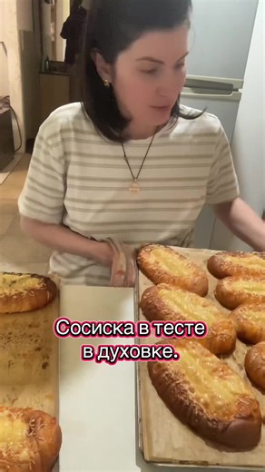Сосиска в тесте в духовке. Самая мягкая и вкусная сосиска в тесте. Тесто: Вода горячая- 110 гр. Молоко горячее- 80 гр. Кефир- 55 гр. Соль- 7 гр. Сахар- 70 гр. Яйцо- 1 шт. Дрожжи- 11 гр. Маргарин- 30 гр. Рост.масло- 30 гр. Мука- 525 гр.( )(-) По 60 гр.= 16 шт. Сосиски- 16 шт. Сыр- 250 гр. Майонез- 200 гр. Кетчуп- 50 гр. Острый соус- 5 гр. Соленый огурец ( по желанию) 180 градусов 10-15 минут.