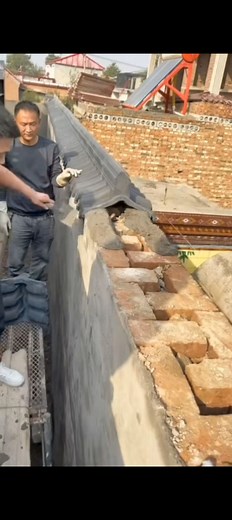 🧱 Boundary Wall Ki Topi — Super Finishing, Zero Leakage Style! 😎 --- 📝 Description: Dekho bhai, log kehte hain “deewar ban gayi to kaam khatam”… lekin asli game to upar wali top finishing mein hota hai 😌🧱 Is shorts mein real site par boundary wall ke upar yeh special roof-type cap tiles lagayi ja rahi hain. Pehle brick wall ready ki, phir upar mortar ka bed banaya aur phir ek-ek cap ko level dekh kar set kiya ja raha hai — taaki baarish ka paani seedha neeche beh jaye, wall mein seepage na 