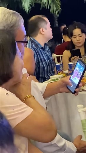 Như một thói quen, chú bật camera lên là cô tự vào vị trí😚 Video: Nguyễn Văn Tiến | Kenh14.vn