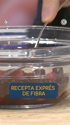 Connexió Comunitat Valenciana on Instagram: "#ConnexioCV | Recepta fàcil i saludable 🍓🥄 El nutricionista @c.ferrando ens ensenya a preparar una melmelada casolana rica en fibra, amb bona textura i sense sucre afegit. 👉 Com es fa? • Cou la fruita a foc suau 6–8 minuts fins que solte suc • Apaga el foc i xafa lleugerament • Afig llavors de xia i remena • Deixa reposar 10–15 minuts fins que espessisca 📺 Pots veure el vídeo complet a l’enllaç de la bio"