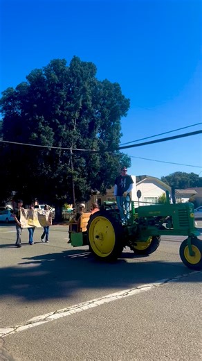 Small town, big pride! Gonzales High shows up and shows out for Homecoming 2025! —- ¡Pueblo pequeño, gran orgullo! ¡Gonzales High brilla con todo en el Desfile de Homecoming 2025! | City of Gonzales, California