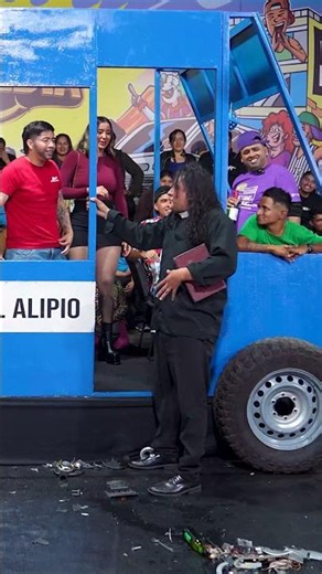 El cura Shirley se subió a predicar a la COMBI de Jefferson! 🚌🤣