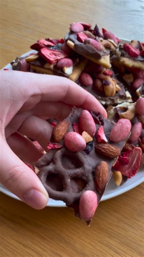 🎄✨ Graze Christmas Crack ✨🎄 The ultimate holiday treat… sweet, salty, crunchy and loaded with your fave Graze goodies. You’ll need: • Salada crackers (enough to cover your tray) • 125g butter • 1 cup brown sugar • Chocolate pieces (milk or dark – your call!) • Graze Cranberry Nut Medley • Skinny Dipped Berry Dusted White Chocolate Almonds • Skinny Dipped Chocolate Caramel Pretzels • Freeze-dried strawberries ✨Here’s how to make the magic✨ STEP 1 Line your tray with Salada crackers edge to edge