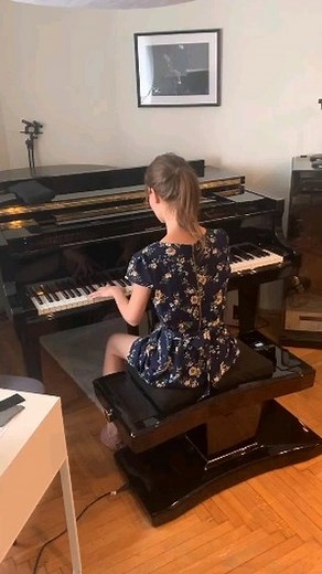 piano on Instagram‎: "@piano.new.age smart piano bench. what do you think? credit: @evaszalai_pianist Follow us for more: 👉👉@piano.new.age 👉👉@piano.new.age 👉👉@piano.new.age 👉👉@piano.new.age . . . . . . #pianist #piano #Pianoforte #пианино #Klavier #piyano #ピアノ #피아노 #بيانو #پیانو"‎