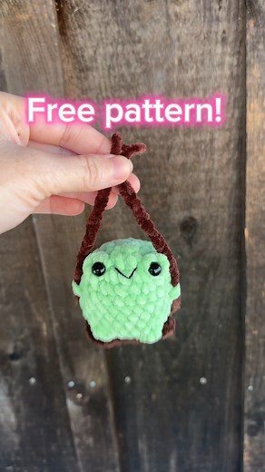 Swinging frog free amigurumi crochet pattern! #amigurumi #easycrochet #crochet