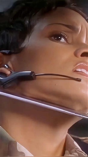 💥 James Bond 007 – Die Another Day 😉 2002 Halle Berry Pierce Brosnan #crimefilm #2b