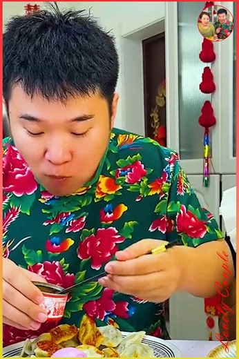Switched my plan the moment he caught my trick—genius level unlocked 🤓🥢 #FoodMastermind #CoupleComedy #BoomChallenge #Boomnow #Toptrending #吃货 | Lovely Couple