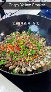 This crispy yellow croaker is so perfect… could this secret technique launch a restaurant? 😎🔥 #StreetFoodStyle #FriedCroaker #KitchenHacks #FoodLovers | ShanghaiEye