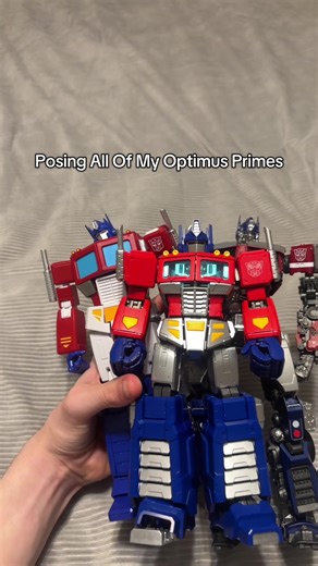 It’s off beat but that’s only because the beat of the edit is way too fast, you wouldn’t be able to see the pose if I matched the beat. Hope you liked the poses #transformers #fyp #actionfigures #xyzbca #edit